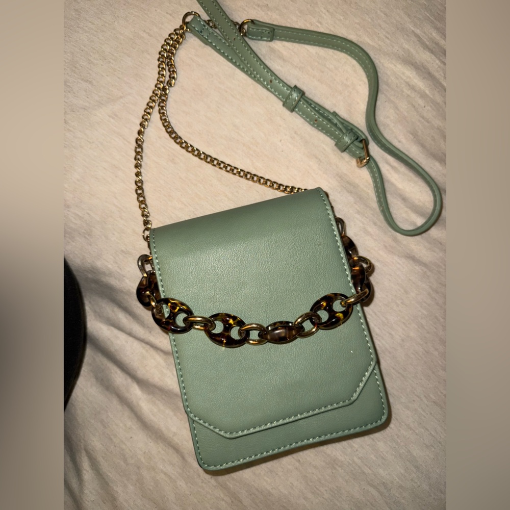 ♥️Final Price. Sage crossbody bag with tortoise chain detail